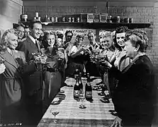 Janet Blair (extrema esquerda), Lee Bowman (de uniforme), Rita Hayworth e Florence Bates  (extrema direita)