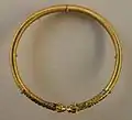 Torque da Pérsia Aquemênida, c. 350 a.C., Susa, com aro com nervuras, terminações de cabeça de animal e incrustações de pedra, da Tumba da Acrópole