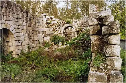 Torre de Vasconcelos As ruínas da Torre de Vasconcelos, popularmente referida como Casa dos Mouros, e sua honra, localizam-se na freguesia de Ferreiros, Prozelo e Besteiros, município de Amares, distrito de Braga, em Portugal.  Edificada num esporão de terreno sobranceiro à rebeira de Bárrio, perto do lugar de Vasconcelos, as ruínas atualmente existentes, constituem os vestígios de um dos raros paços de origem românica no país.  Acredita-se que tenha sido edificada em meados do século XIII, por Pero Anes de Vasconcelos e Rodrigo Anes de Vasconcelos, este último nascido em 1230, casado com D. Mécia Rodrigues de Penela, e que foram os fundadores da Honra de Vasconcelos. Eram filhos de D. João Peres de Vasconcelos, o Tenreiro, nascido em 1200, e de sua esposa, D. Maria Soares Coelho, nascida em 1210.   João Peres de Vasconcelos foi filho de D. Pedro Martins da Torre, nascido em 1160, e casado com Dona Teresa Soares da Silva, nascida em 1160 e que foi a sua segunda esposa.