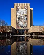 Mural de "A Palavra da Vida" no lado da Hesburgh Library na Universidade de Notre Dame.