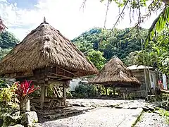 As casas de fardos elevadas do povo Ifugao com estacas cobertas
