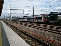 O trem PICI chegando em Chelles - Gournay na direção de Paris-Gare de l'Est.