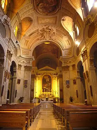Interior na direção do altar-mor.