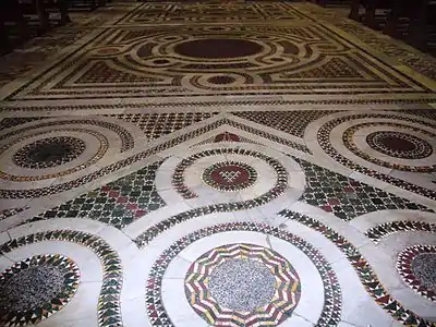 Piso em mosaico cosmatesco