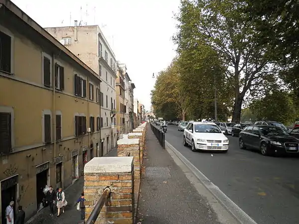 O desnível da antiga via della Lungara, onde está a fachada de San Giuseppe, e o Lungotevere Gianicolense.