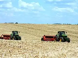 Tratores efetuando o plantio de soja, uma das principais culturas de Santo Ângelo