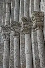 Pormenor do portal da igreja