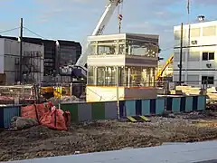 Elevador de acesso à estação, em curso de instalação, em julho de 2012.