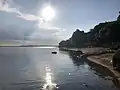 Trecho oeste da Praia, com cidade de Guaíba ao fundo.