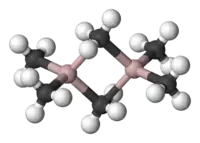 Trimetilalumínio é um compostos organometálico com um grupo metilo em ponte. É utilizado na produção industrial de alguns álcoois.