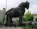 O cavalo criado para o filme Troia (filme), hoje exposto em Çanakkale, na Turquia