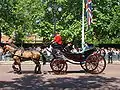 Um dos dois Royal Mews Barouches carregando membros da Família Real no 2009 Trooping the Colour.