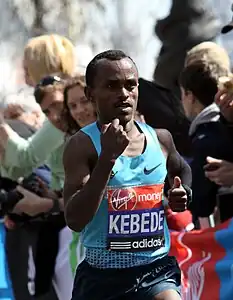 O etíope Tsegay Kebede correndo para a vitória em 2013.