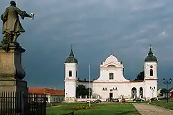Praça principal em Tykocin com o monumento ao Hetman Stefan Czarniecki