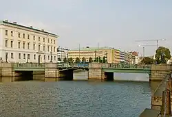 A Câmara  Municipal (Göteborgs Stadshus) e a Ponte Alemã (Tyska bron) sobre o Grande Canal (Stora Hamnkanalen)