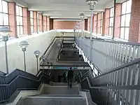 A entrada da estação de Elsterwerdaer Platz na linha U5.