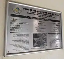 Placa com a logomarca da UESPI inspirada na arquitetura de Oscar Niemeyer.