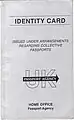 Cartão de identidade em papelão emitido de acordo com os arranjos relativos a passaportes coletivos pela Agência de Passaportes do Reino Unido em 2001.