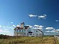 Casa em Cabo Cod, onde Hopper passou alguns Verões, a lembrar uma pintura de 1927: "Coast Guard Station".