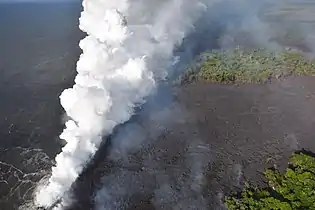 Lava quente gera densa e tóxica pluma branca