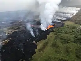 Canais de lava fluem para o sul desde a fenda