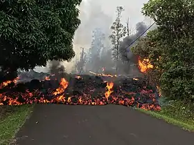 Fluxo de lava desliza pela Makamae Street em Leilani Estates às 09:32 de 6 de maio.