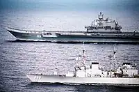 O Kuznetsov navegando ao lado do destroyer americano USS Deyo.