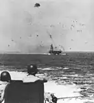 Um Kamikaze, na distância, indo atingir um navio americano.