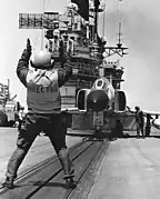 Um F-4 Phantom na catapulta do navio.