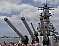 Os tampões adornados do USS Missouri em 2002