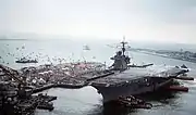 USS Saratoga (CV-60) em sua chegada a Naval Station Mayport, Flórida, no retorno da Operação Tempestade no Deserto, em 1991.
