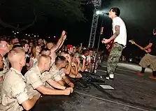 Tom deLonge em apresentação com o Blink-182.