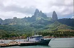 O porto de Hakahau e o monte Oave