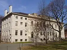 University Hall of Harvard University por Charles Bulfinch (1815), exemplar de contenção ornamental georgiana