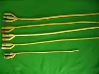 Podem ser de látex, poliuretano ou silicone. Os de três saídas servem para injetar água para limpeza regular.