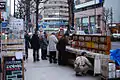 Estante de livros na rua em Jinbocho