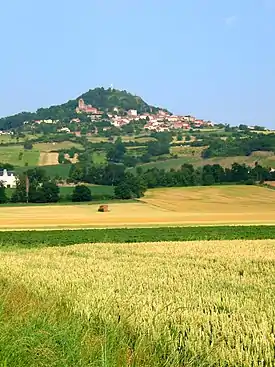 A aldeia de Usson empoleirada sobre o seu túmulo vulcânico