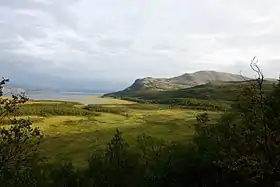 Agosto de 2009, vista em direção a montanha Váldatgohppi e Kunsavárri em Porsanger, Noruega