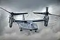 O MV-22 Osprey produzindo vórtices visíveis na ponta das hélices.