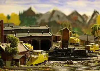 Um diorama completo: com paisagem, estruturas e locomotivas, feito na escala Z.