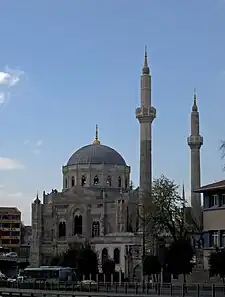 A Mesquita Pertevniyal Valide Sultan, também conhecida como Mesquita de Aksaray u Aksaray Valide Sultan Cami; uma obra de 1872 dos irmãos arquitetos arménios otomanos Sarkis e Hagop Balian