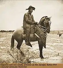Vaqueiro baiano em 1910 montado em seu cavalo com seu traje de couro, Campos do Jacuípe, Bahia.