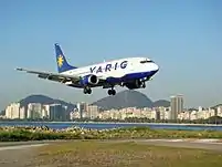 Boeing 737 da antiga Varig pousando no Santos Dumont.