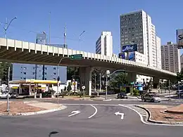 Viaduto São Paulo sobre a junção das Avenidas José de Souza Campos (Norte-Sul) e Princesa d'Oeste, em Campinas, em São Paulo