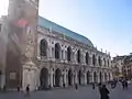 A fachada vista da Piazza dei Signori.