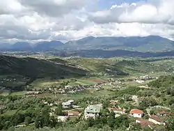Vista do castelo de Petrelë