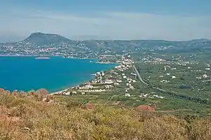 Vista de Kalives desde Áptera; ao fundo: a península de Drápano