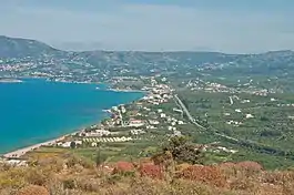 A zona de Kalives, capital da unidade municipal de Arméni; a vila de Arméni fica no lado direito, fora da fotografia