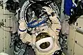 Comandante Yuri Usachev com o traje espacial russo Orlan dentro da ISS.