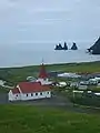 A igreja de Vík e a praia de Reynisdrangar